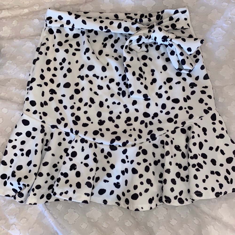 Black and white spot skirt